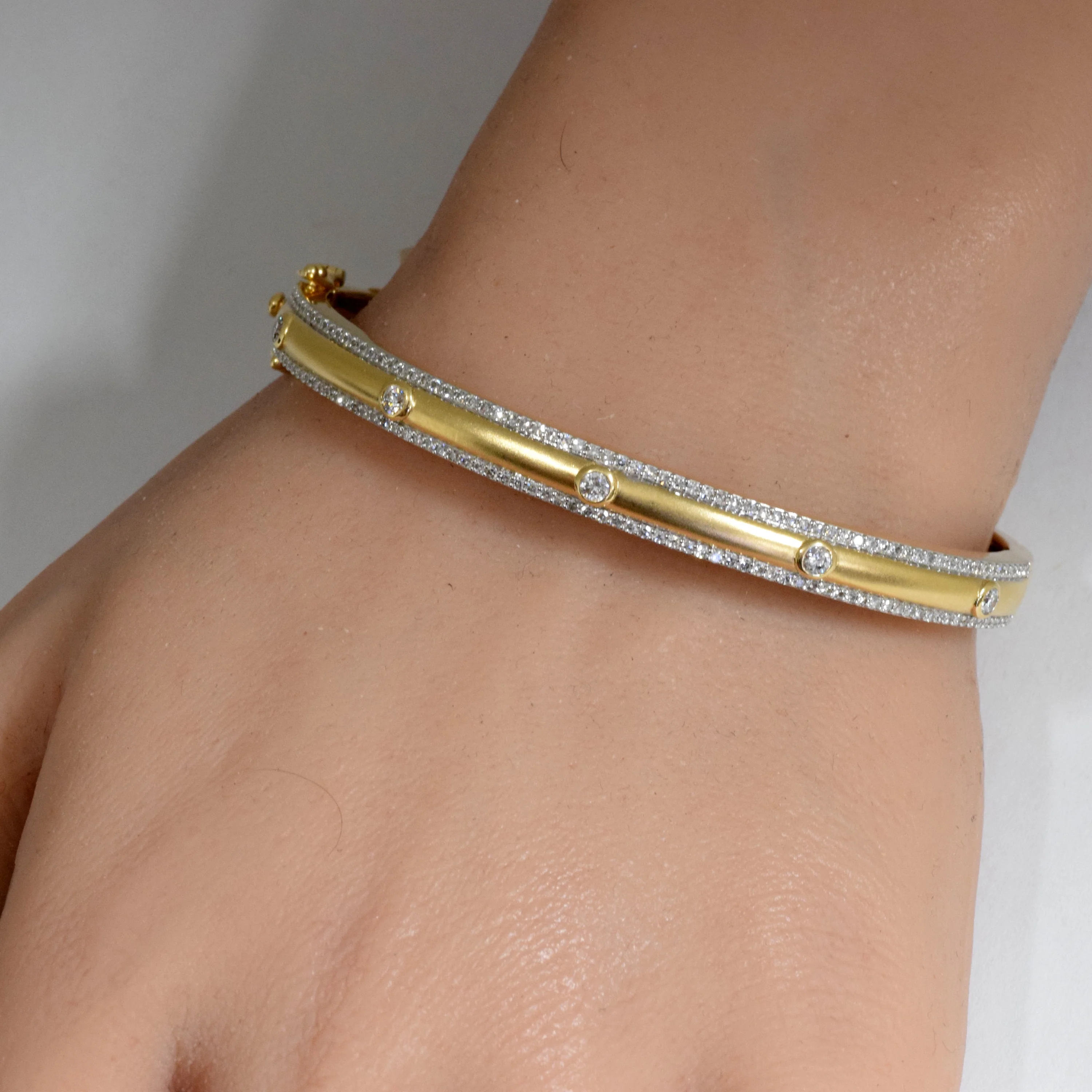 <span style="color:purple">SPECIAL!</span>1.00ct G SI 14K Yellow Gold Diamond Bangle Bracelet - Image 2